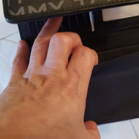 New in box authentic women's Tommy Hilfiger leather wallet - Picture 8 of 15